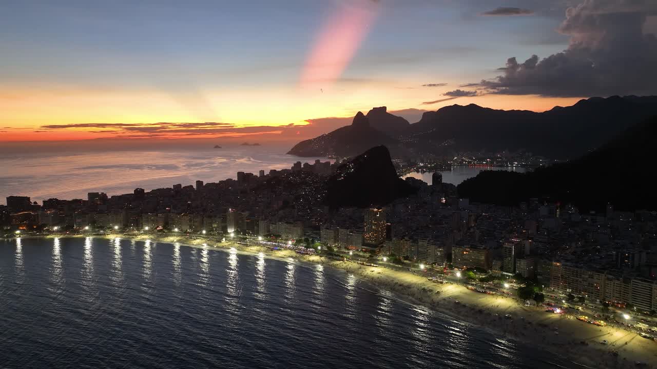 horizonte al atardecer en la playa de copacabana en río de janeiro, brasil
