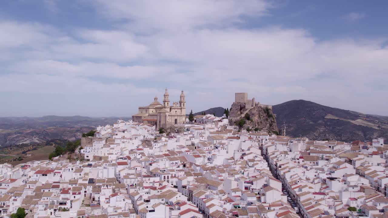 Olveras hvide by med slot og kirke i Cadiz, Spanien