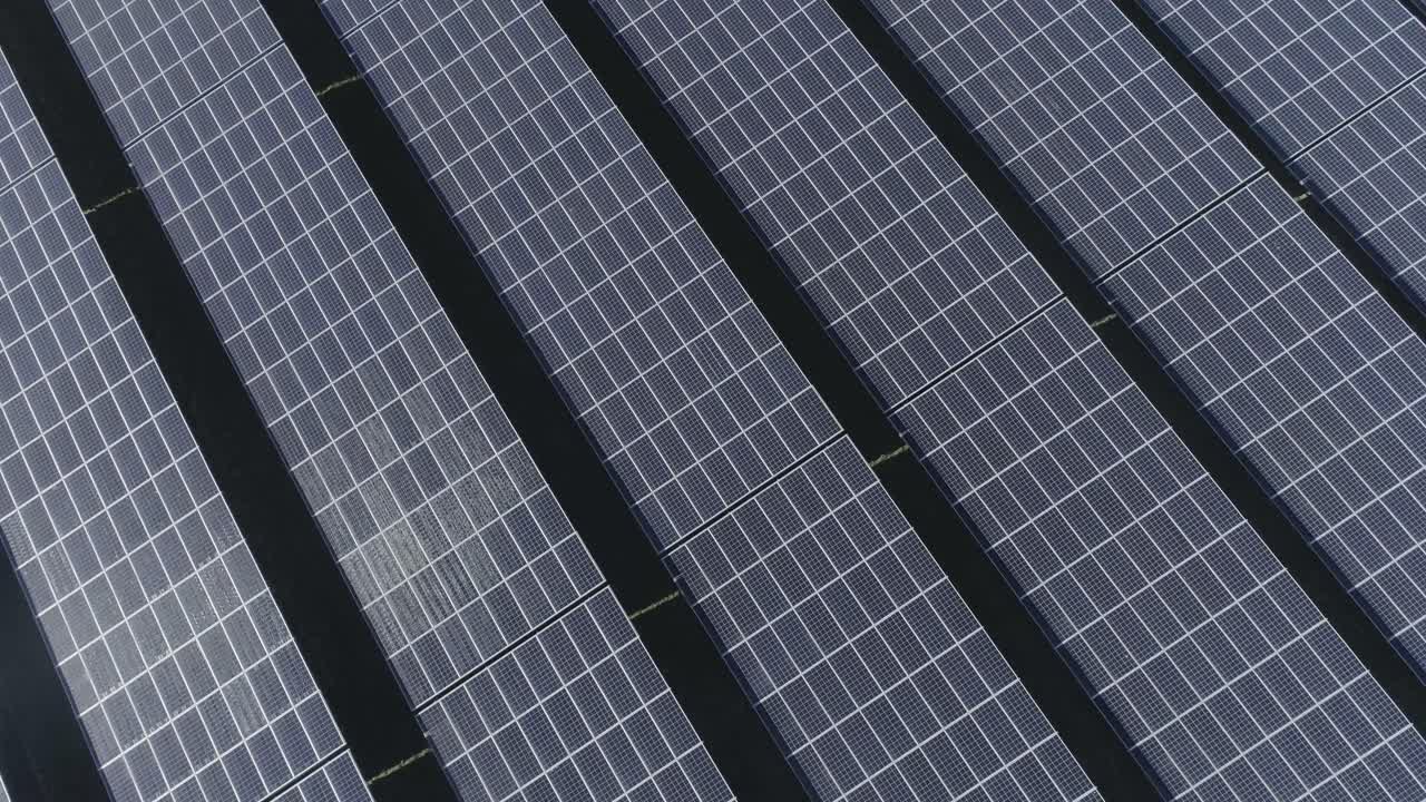 Ripresa con drone di pannelli solari, energia solare verde