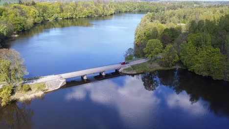 Brücke-über-Einem-See-Luftaufnahme