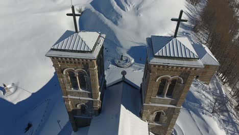 Nahflug-über-Ein-Heiligtum-La-Salette-In-Frankreich.-Verschneite-Landschaft.-Drohnenschuss