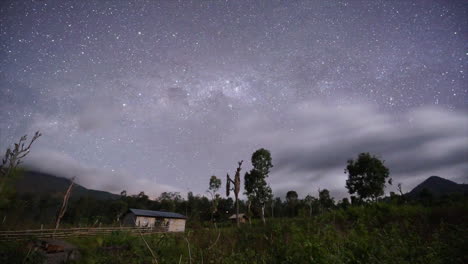 lapso de tiempo de la caída de la noche y la vía láctea giratoria aparece en indonesia