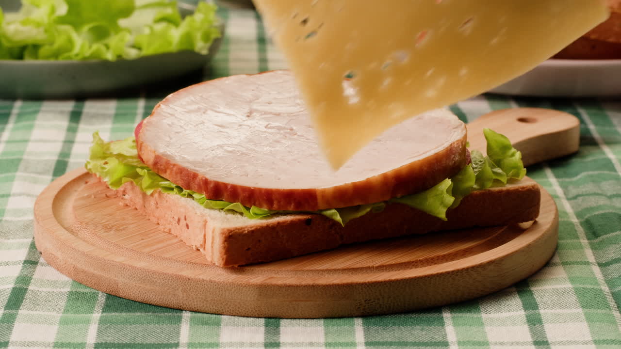 haciendo un sándwich de jamón y queso