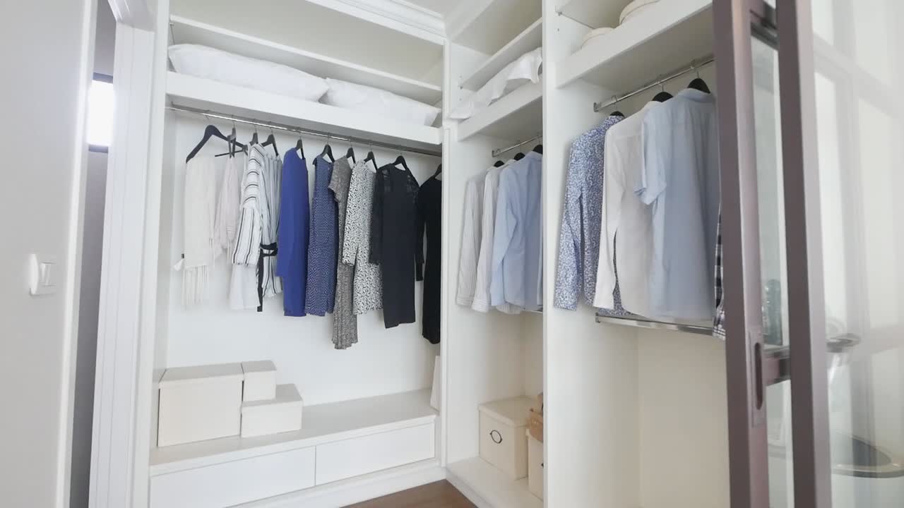 최소한의 워크 인 옷장 아이디어 연습