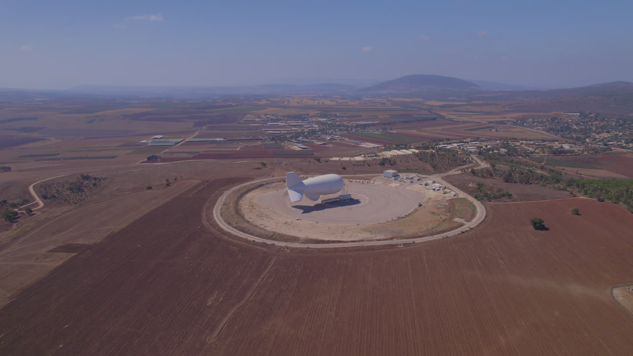 complejo de aterrizaje de un enorme globo zeppelin para detectar misiles que vienen de lejos, en una montaña con una vista espectacular - tiro de retroceso