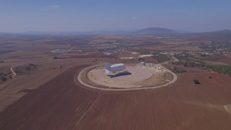 Landekomplex-Eines-Riesigen-Zeppelinballons-Zur-Erkennung-Von-Aus-Der-Ferne-Kommenden-Raketen,-Auf-Einem-Berg-Mit-Spektakulärer-Aussicht---Rückzugsschuss