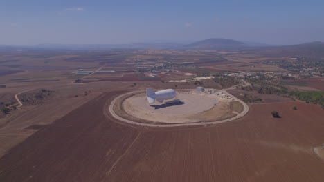 complejo de aterrizaje de un enorme globo zeppelin para detectar misiles que vienen de lejos, en una montaña con una vista espectacular - tiro de retroceso