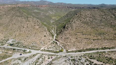 volando lejos de un gran cráter mientras mira la entrada