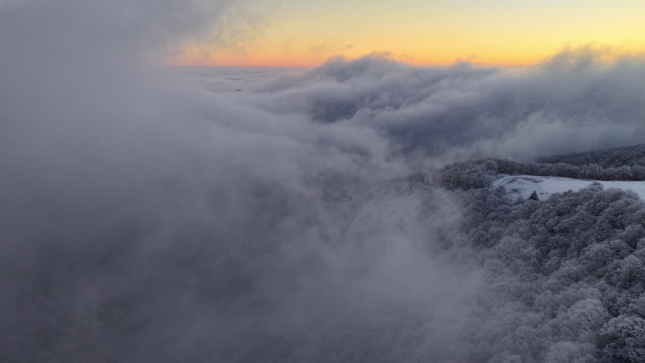 letecký pohled na východ slunce po sněhové bouři poblíž Boone a Blowing Rock NC, Severní Karolína při východu slunce