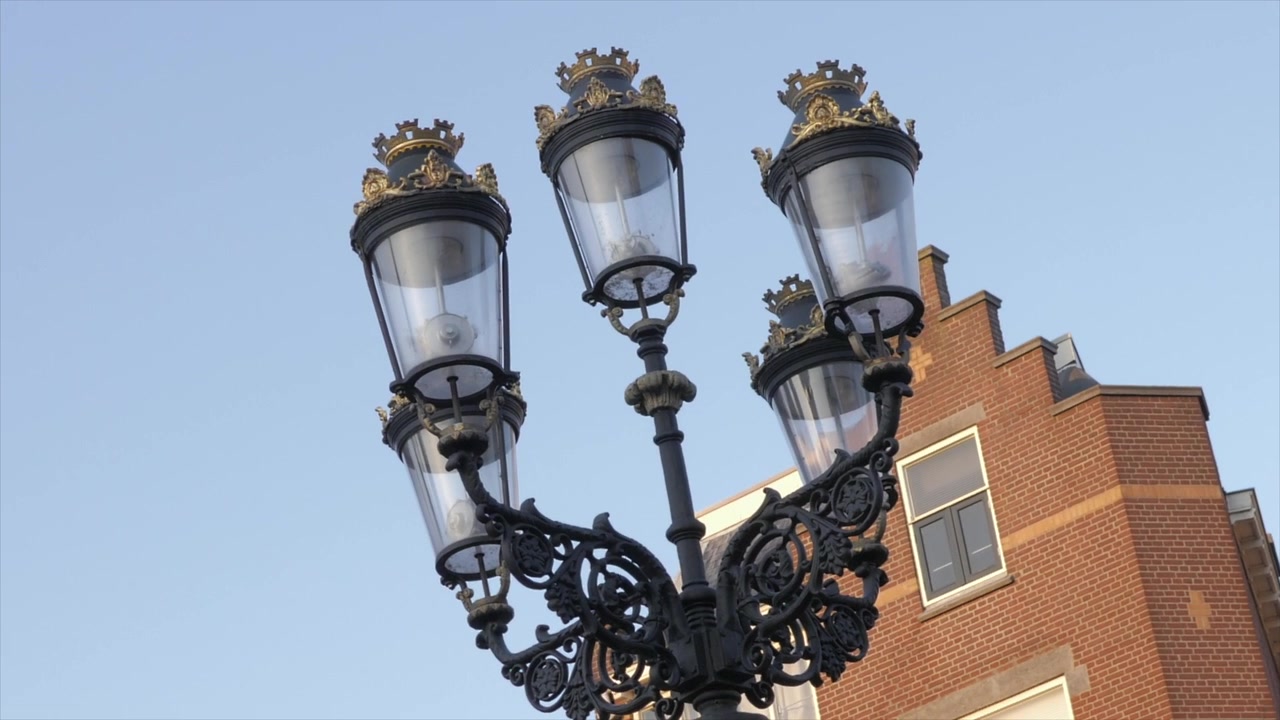Straatlantaarn in een Nederlandse stad