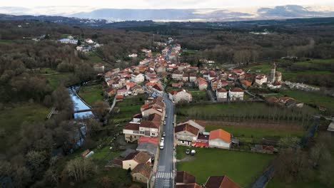 Pueblo-De-Molgas-En-Baños-De-Molgas,-Ourense,-Galicia,-España,-Establecimiento-Aéreo