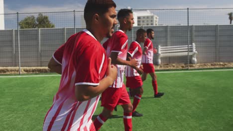 Jugadores-De-Fútbol-Corriendo-En-El-Campo