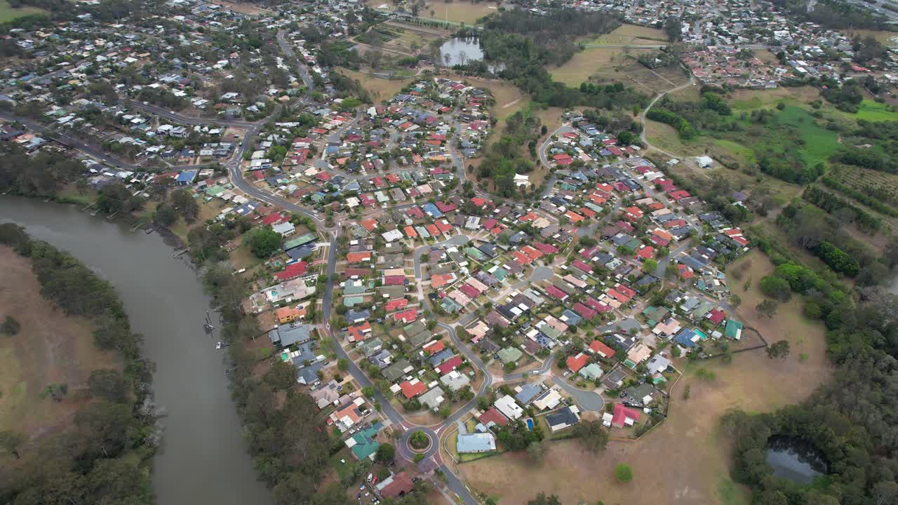 알렉산더 클라크 공원 근처의 로건 강변에 있는 교외의 집들