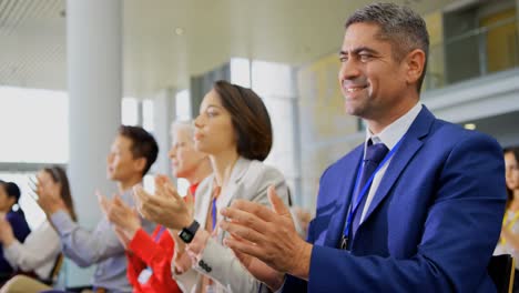 gente de negocios aplaudiendo en el seminario de negocios 4k