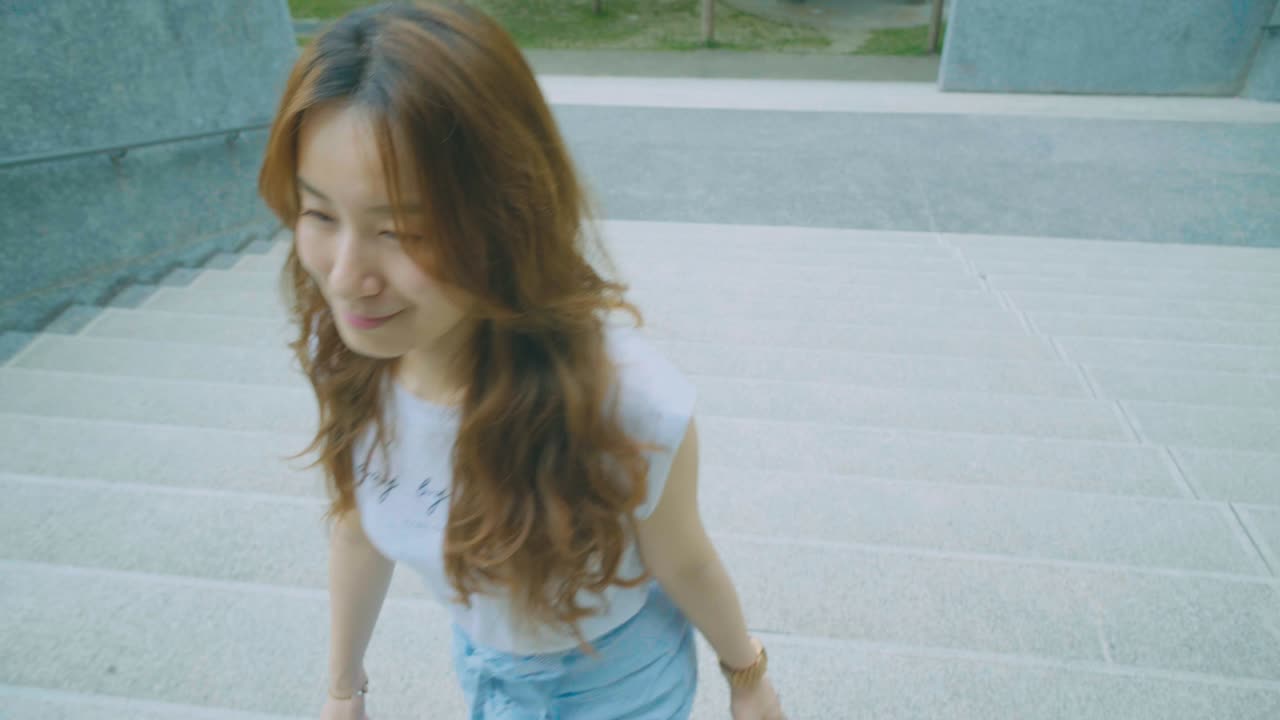 젊은 여성이 카메라를 보고 있다