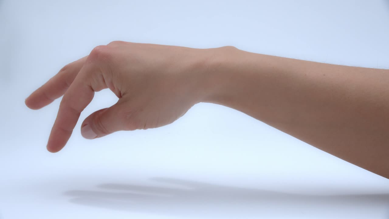 고립 된 backround에 여성 손 이동