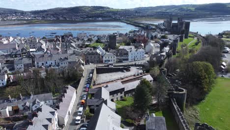 casas rurales galesas encerradas en el castillo de conwy almenas de piedra paredes vista aérea elevándose por encima de la bahía