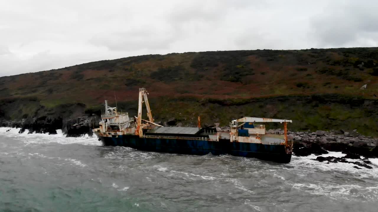 베이에서 선박 침몰, 버려진 유령 선박 공중 영상