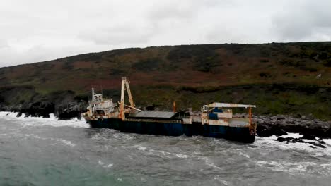 naufragio en una bahía, nave fantasma abandonada imágenes aéreas