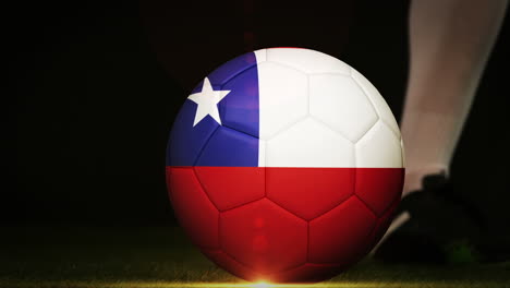 Footballspieler-Kickt-Chile-Flagge-Ball