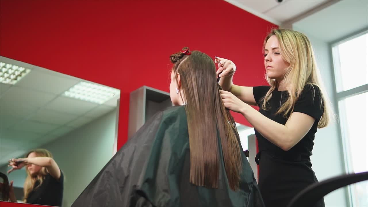 Parrucchiere che lavora sui capelli di una cliente