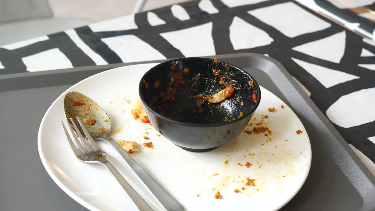 cuenco vacío de curry y arroz