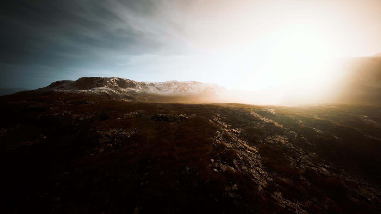 las montañas de nepal en la niebla en verano