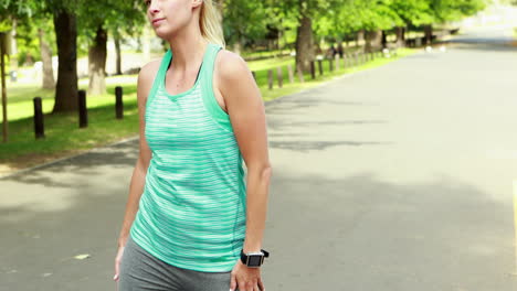 Mujer-En-Forma-Estirándose-En-El-Parque