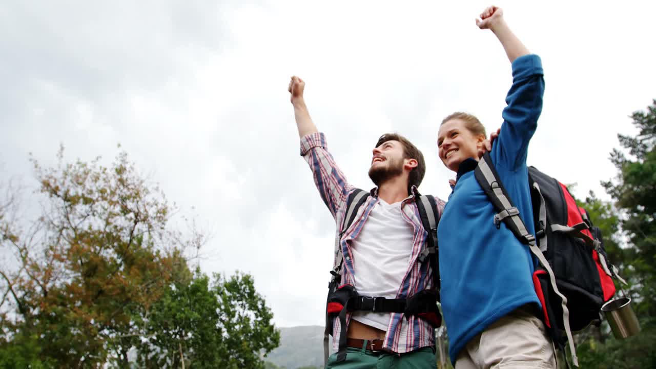 una pareja dando un "high-five"