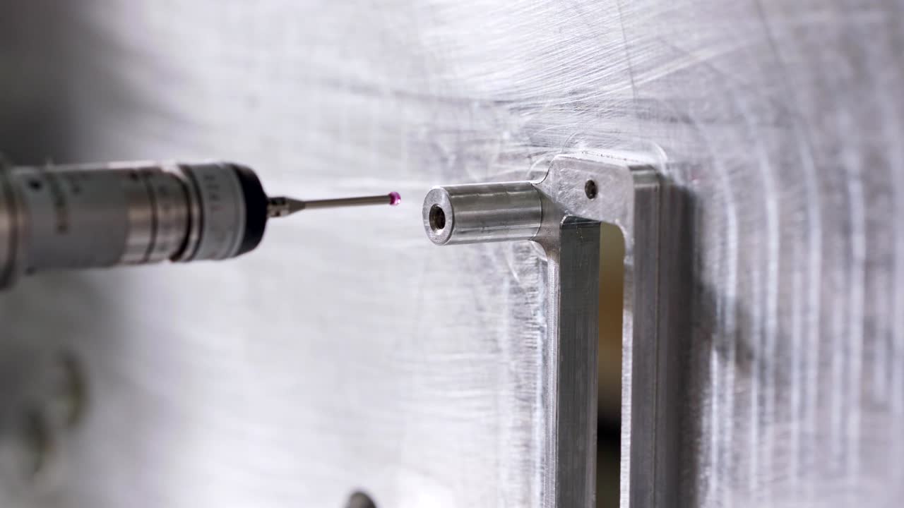 좌표 측정 기계 (cmm) 의 매크로 영상으로 금속 부품을 측정합니다.