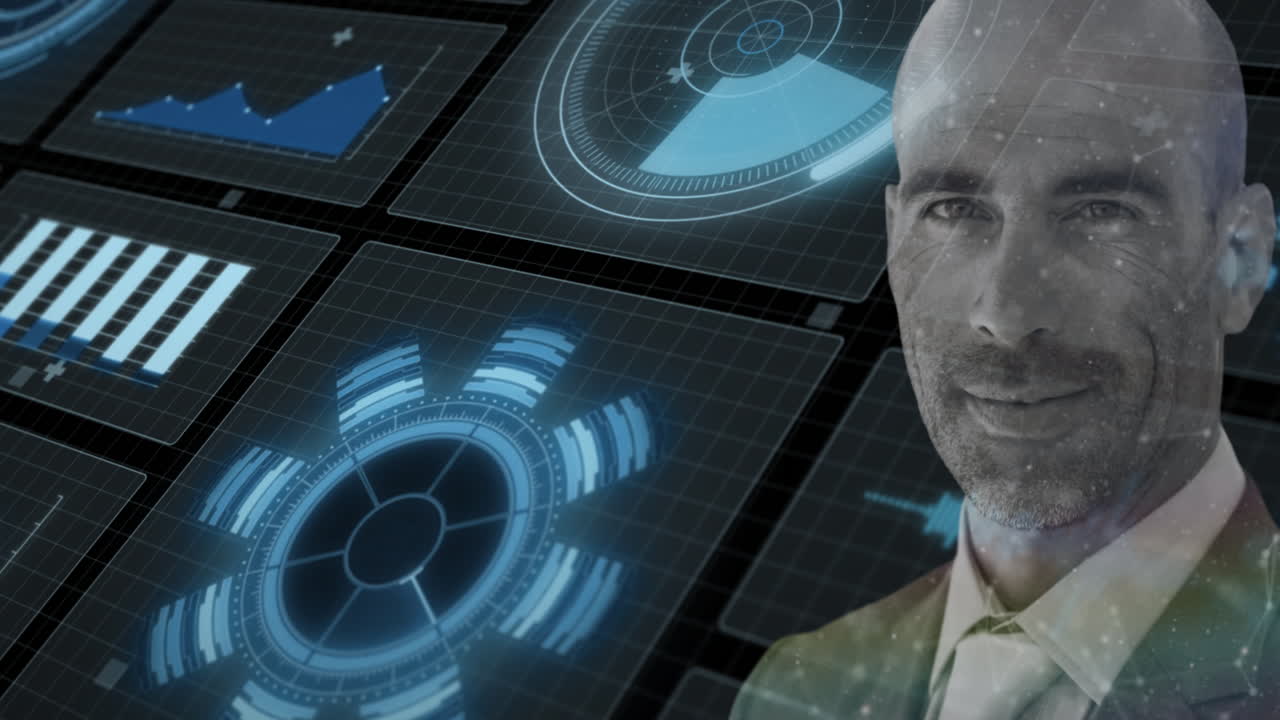 animación de procesamiento de datos y hombre de negocios caucásico sonriendo sobre fondo negro