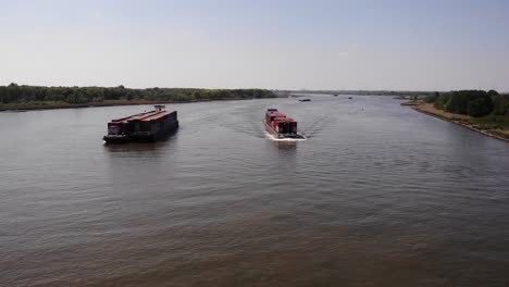 Barcos-Cargados-Con-Una-Pila-De-Contenedores-Que-Entregan-Mercancías-En-Un-Amplio-Río-Canal