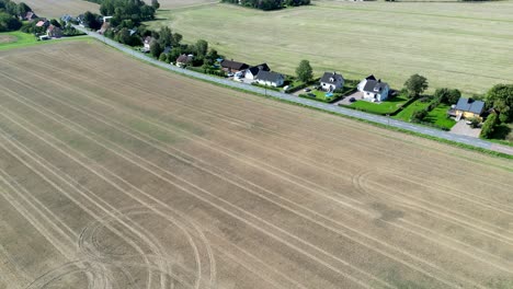 Houses-and-fields-in-Hässlunda-near-Mörarp-in-Skåne,-Sweden