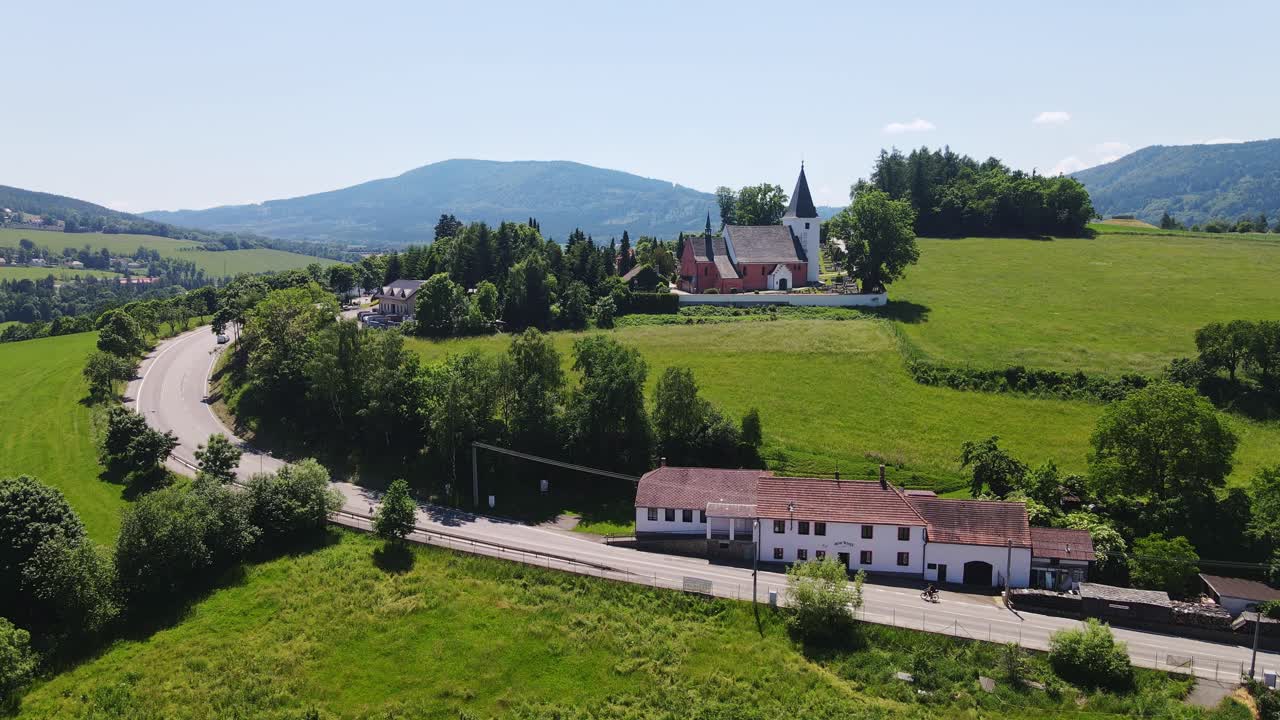 프라차티체 i 근처의 산을 올라가는 자전거 타는 사람, 성 베드로와 바울 성당을 볼 수 있다