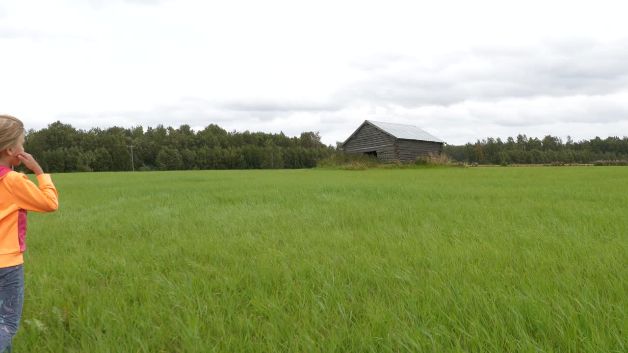 여름 방학의 자유, 풀밭을 걷고 있는 혼자 금발 소녀, 오래된 헛간에 접근, 슬로우 모션