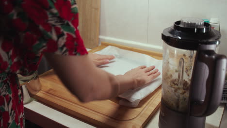 mujer pone papel encerado en una bandeja para hornear