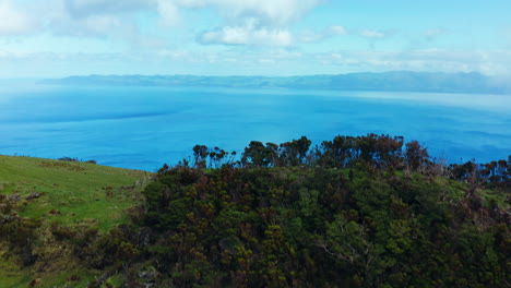 Toma-Aérea-De-Un-Dron-Que-Se-Eleva-Desde-Un-Lago-Volcánico-Que-Revela-La-Costa-En-Las-Islas-Azores---Portugal