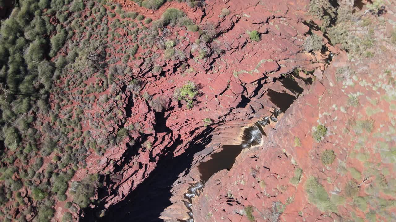 카르지니 국립공원의 조프레 협곡 위를 날아다니는 무인기