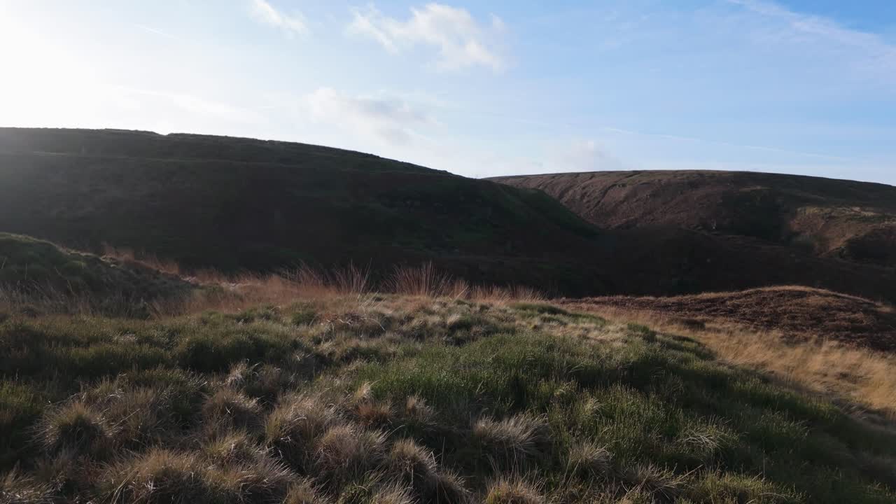 imágenes de video del desolado y salvaje paisaje de los páramos de yorkshire