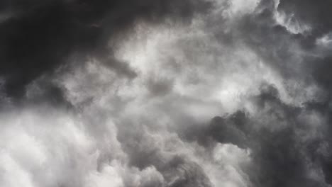 pov de nubes grises y tormenta sobre el cielo