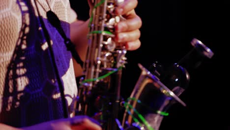 noches de jazz: la finura de un saxofonista bajo los reflectores