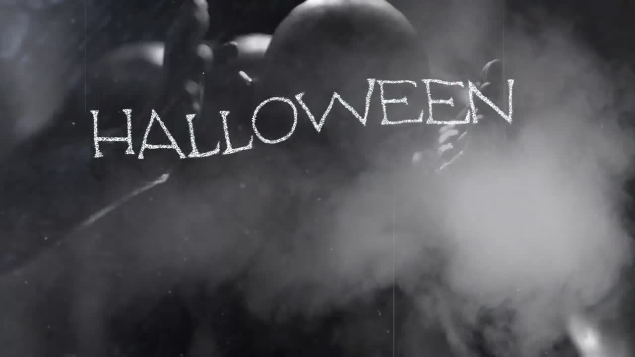 animación del texto de halloween y luz roja sobre una película dañada de una figura zombi sosteniendo la cabeza en dolor