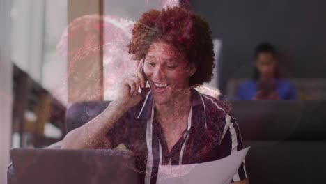 animación de puntos sobre hombre de negocios caucásico hablando en el teléfono inteligente
