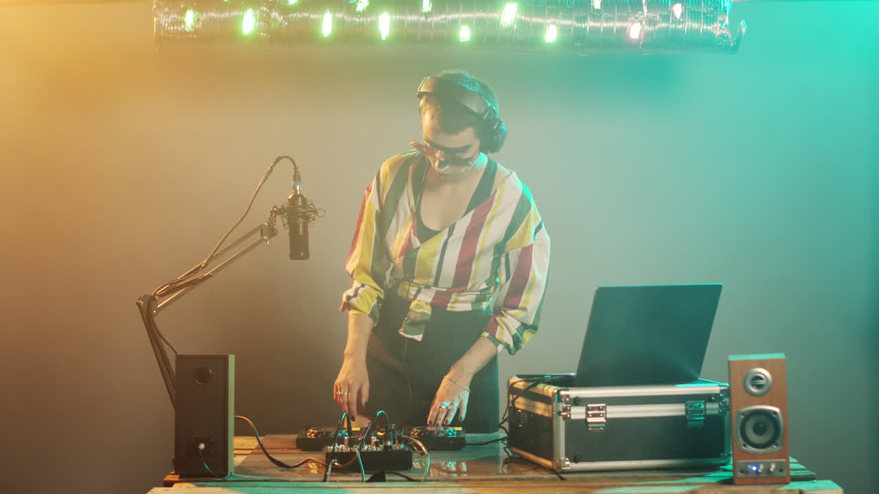 테크노 음반을 스하기 전에 차가운 dj가 커피를 마시고