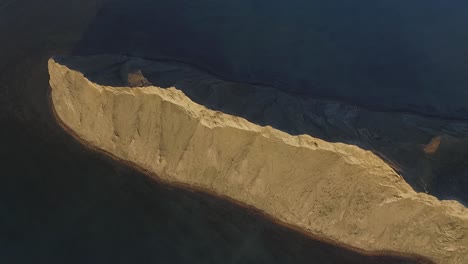 vista aérea del acantilado costero