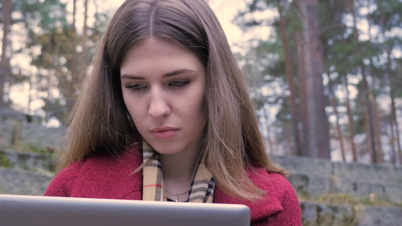 mujer trabajando al aire libre en una computadora portátil