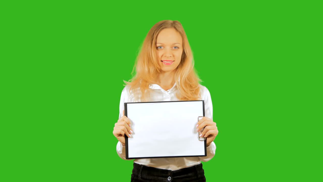 4K. Donna d'affari che tiene un cartello. Isolato su uno sfondo. Mockup. Chromakey