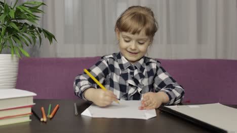 Niños-Haciendo-Videollamadas-Dando-Lecciones-De-Educación-A-Distancia-En-Casa.-Vista-De-Cámara-Web