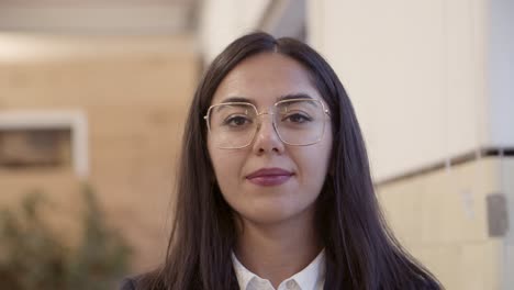 mujer joven alegre asiática mirando a la cámara