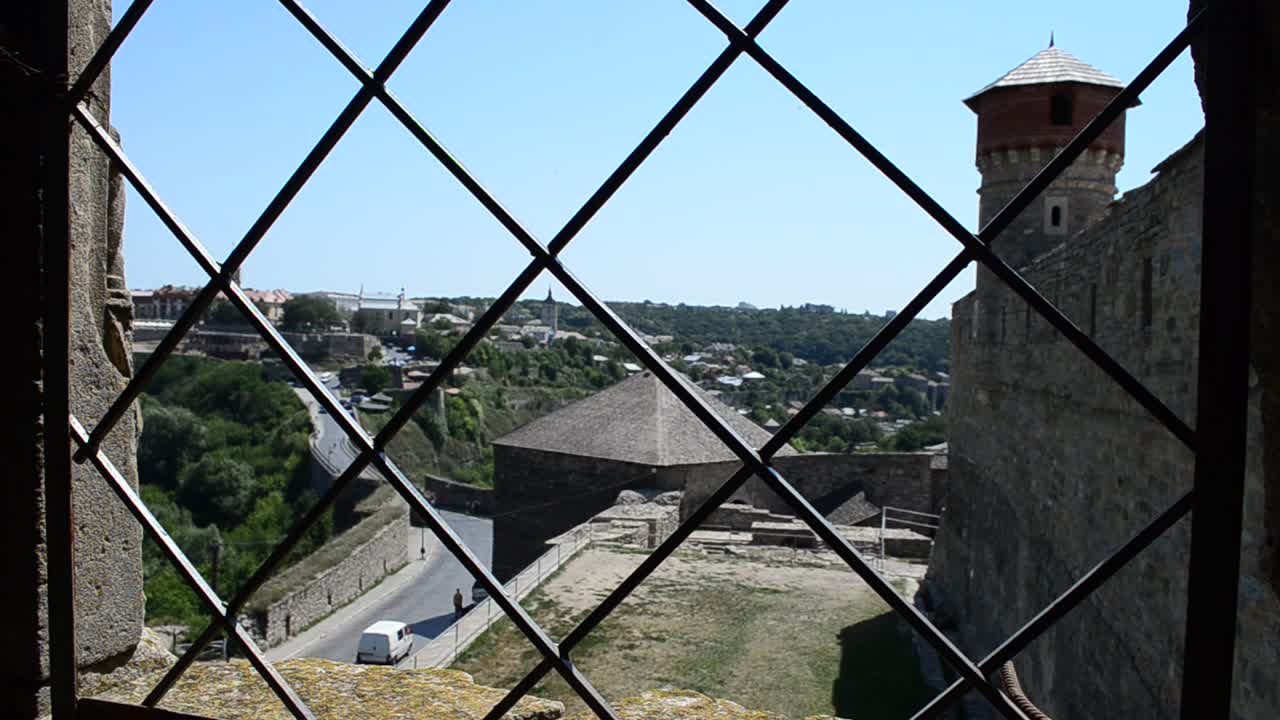 Vista della fortezza dalla finestra, grata. Fortezza di Kamenetz-Podolsk, Ucraina